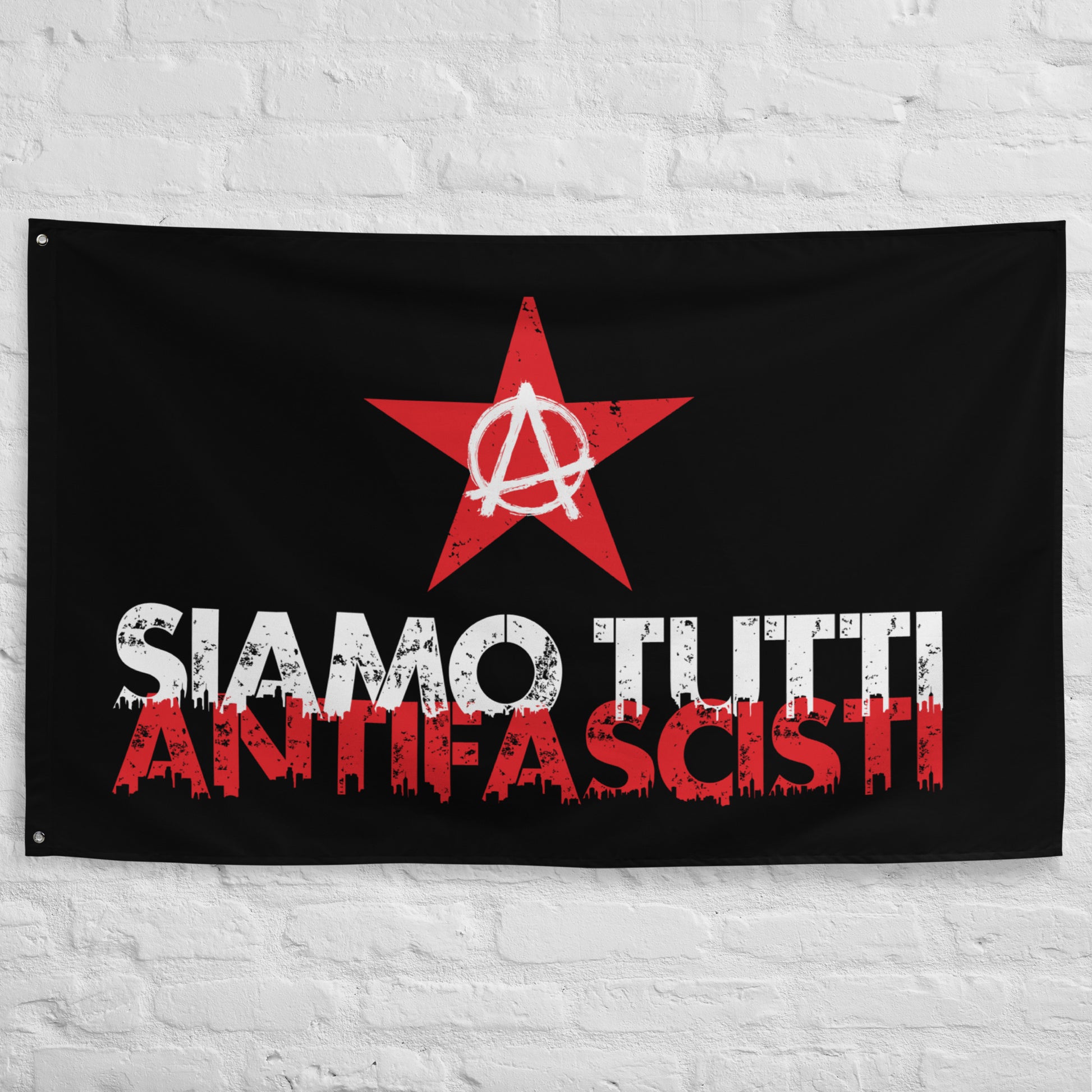 „Flagge mit Schriftzug ‚Siamo tutti antifascisti‘ in weiß und rot – italienisches Statement gegen Faschismus“
