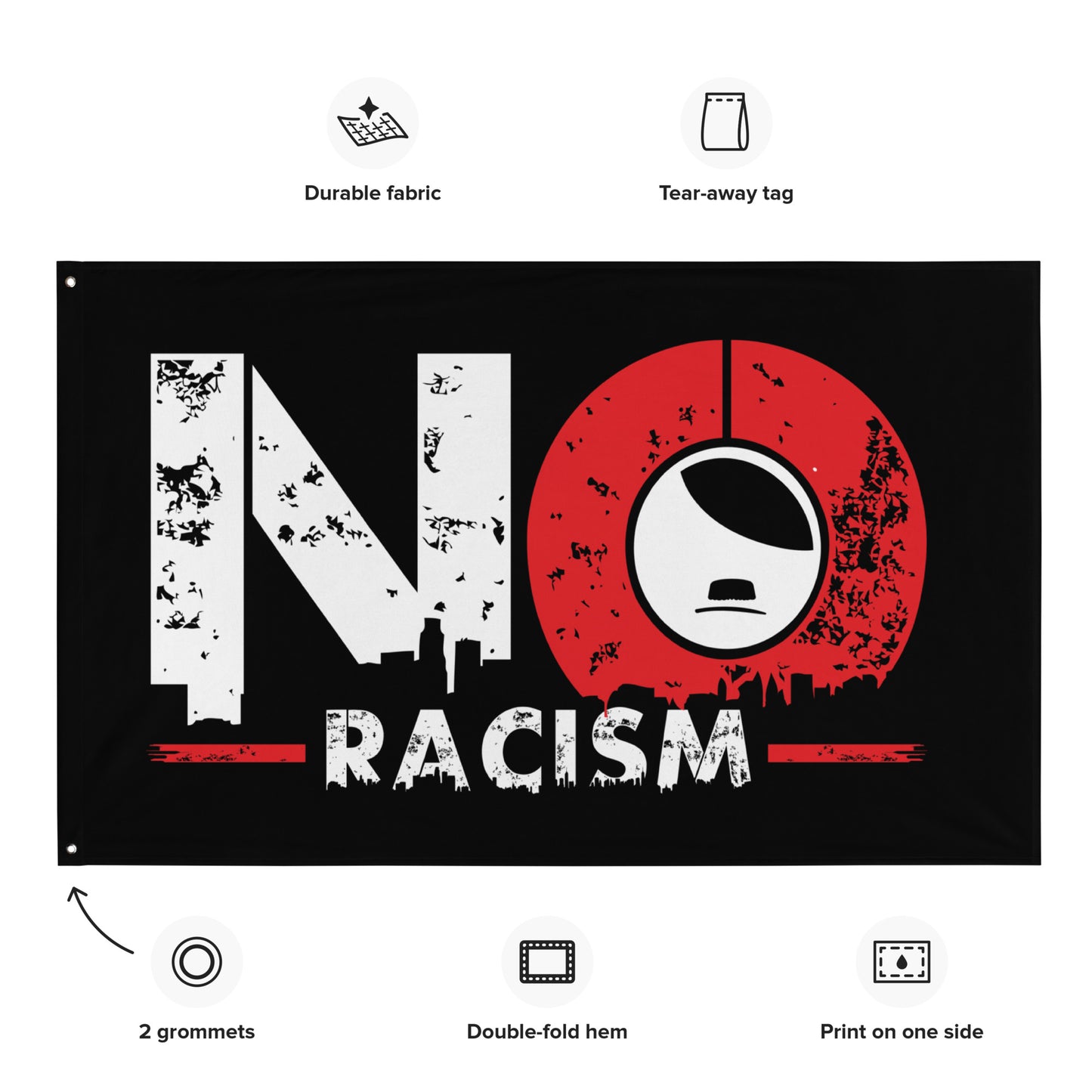 
„Schwarze Flagge mit weiß-rotem Schriftzug ‚NO RACISM‘ und stilisiertem Gesicht im Buchstaben O – urbanes Design mit Skyline-Silhouette“
