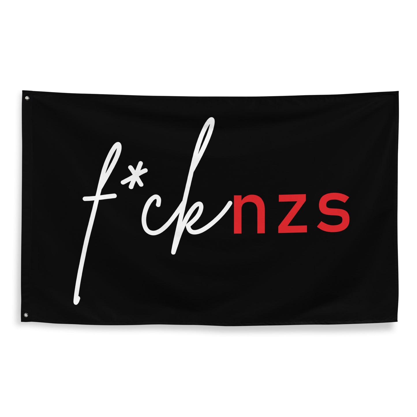 
„Schwarze Flagge mit weiß-rotem Schriftzug ‚f*ck nzs‘ – verspielte Typografie als klares Statement gegen Nazis“
