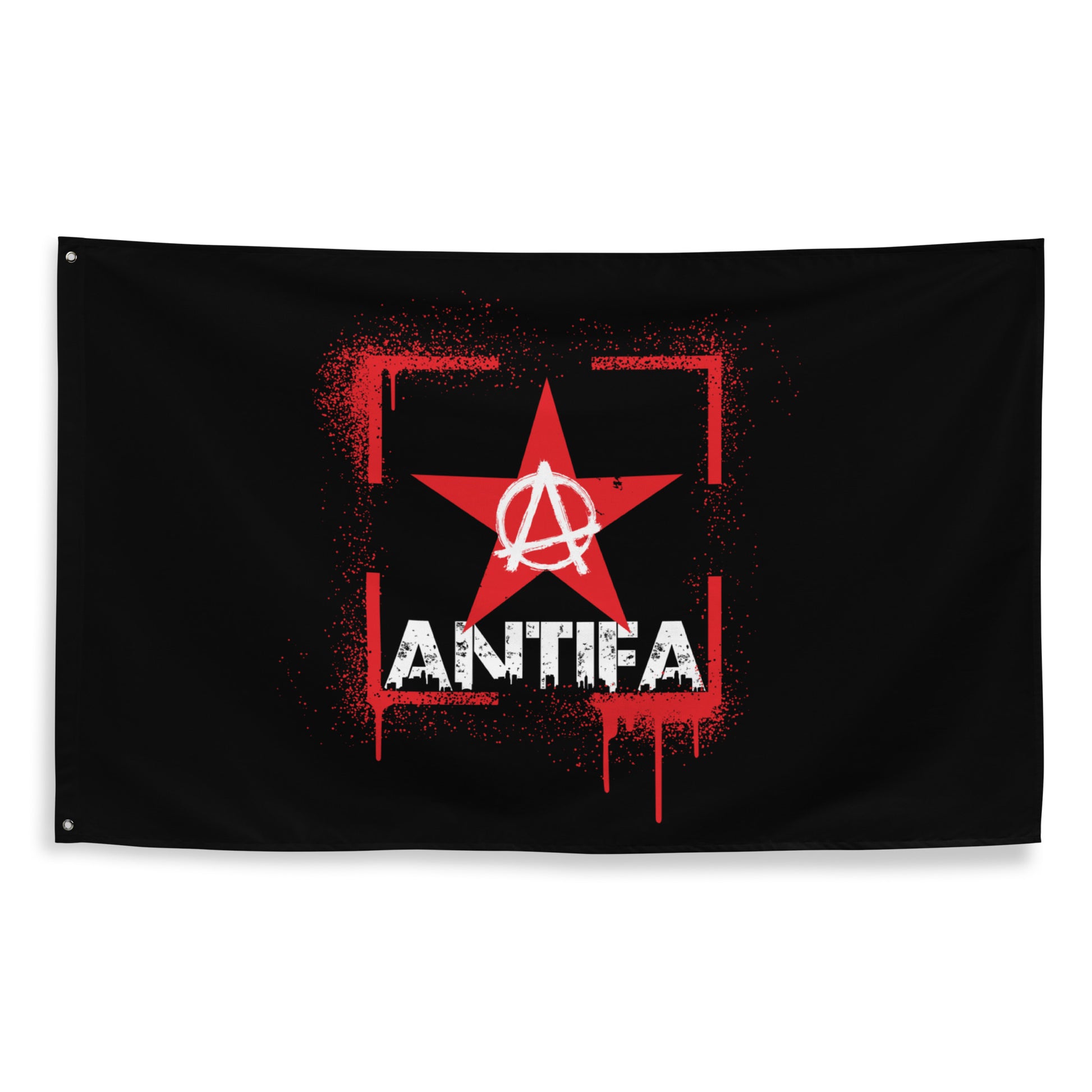 
„Schwarze Flagge mit rotem Stern, weißem Anarcho-A und Schriftzug ‚ANTIFA‘ – Spraypaint-Stil mit Tropfenrand“
