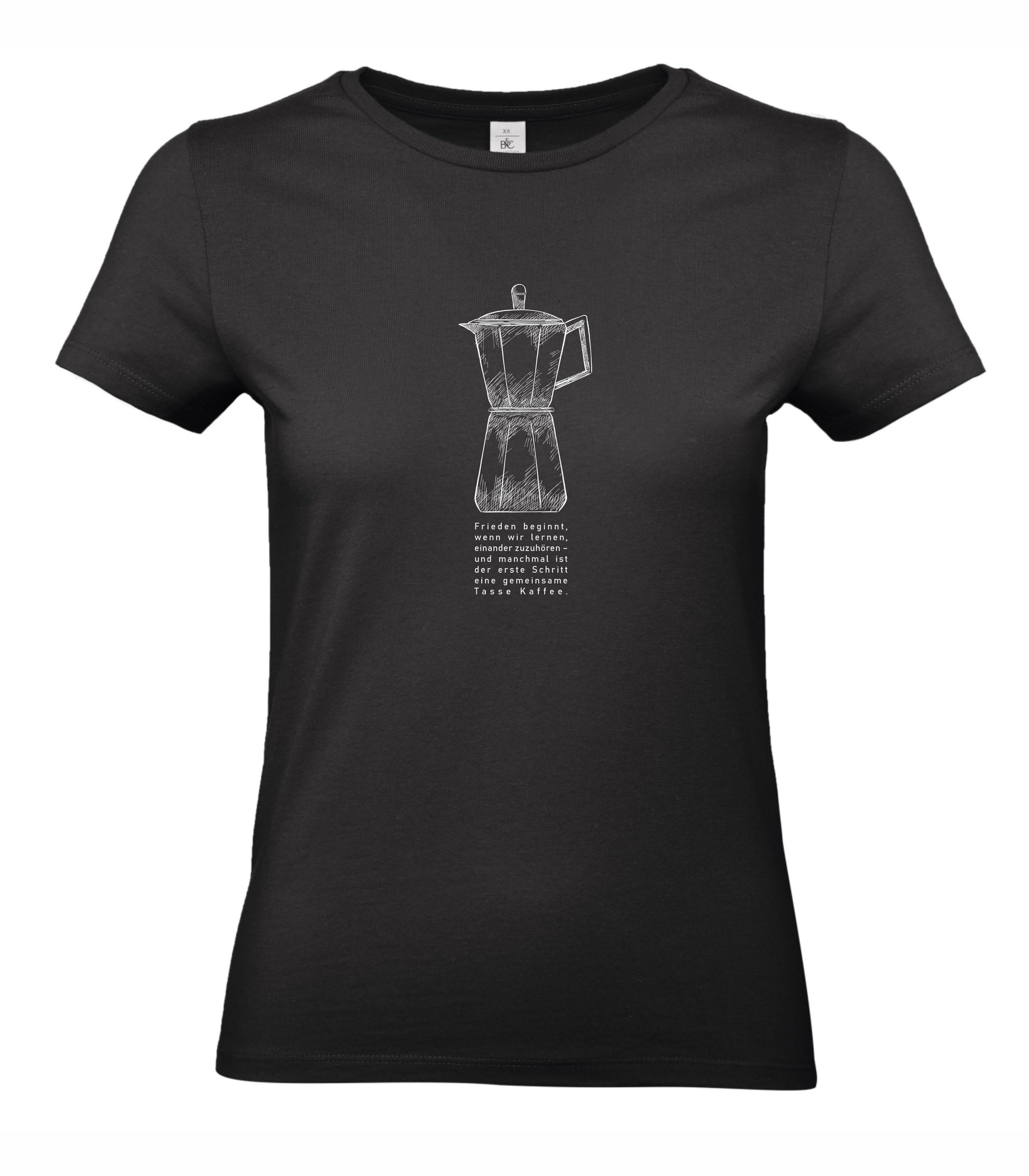 Mokkakanne auf schwarzem Damen T-Shirt. Darunter steht in deutscher Sprache das Zitat: ‚Frieden beginnt, wenn wir lernen, einander zuzuhören – und manchmal ist der erste Schritt eine gemeinsame Tasse Kaffee.