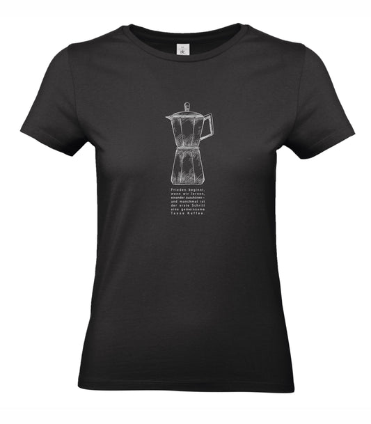Mokkakanne auf schwarzem Damen T-Shirt. Darunter steht in deutscher Sprache das Zitat: ‚Frieden beginnt, wenn wir lernen, einander zuzuhören – und manchmal ist der erste Schritt eine gemeinsame Tasse Kaffee.