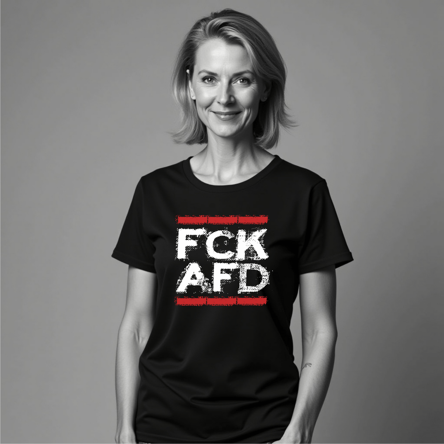 „FCK AFD Damen T-Shirt in Schwarz – Unisex Gildan Heavy Shirt mit politischem Statement gegen rechte Ideologien, 100 % Baumwolle, gerader Schnitt, getragen von Frau“