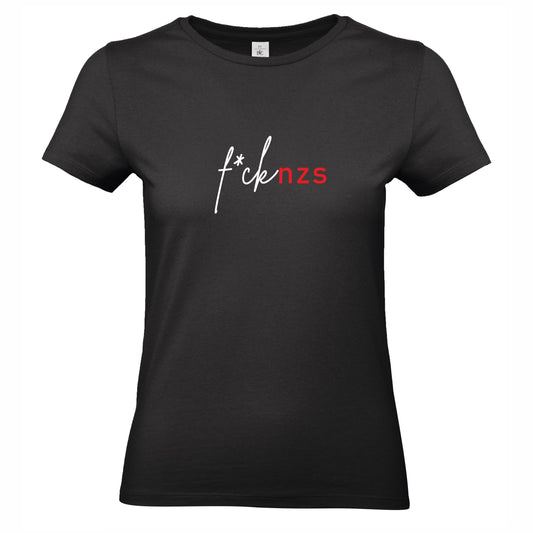 Schwarzes Damen T-Shirt aus Bio-Baumwolle mit dem Statement „FCK NZS“ in weißem Siebdruck auf der Vorderseite, flachliegend fotografiert – kraftvolles Symbol gegen Rechts.*