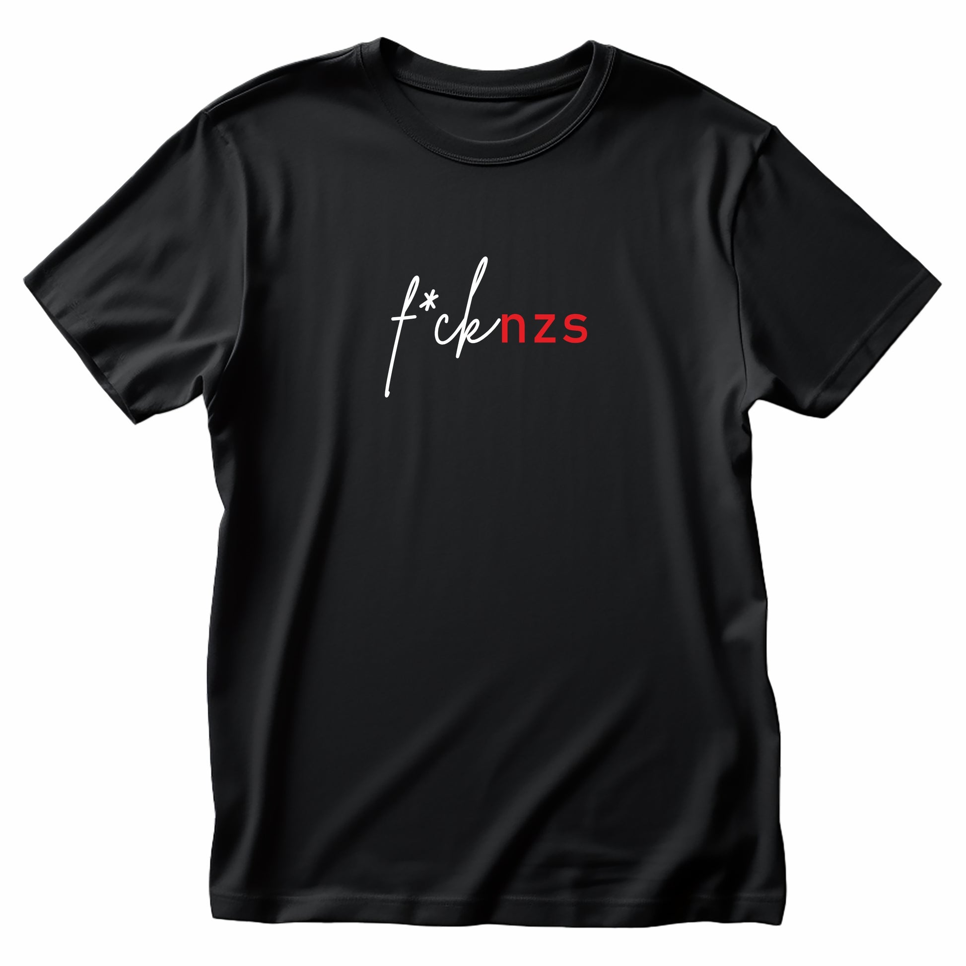 Unisex T-Shirt mit dem Statement „FCK NZS“ in fettem Siebdruck auf Bio-Baumwolle, fotografiert flachgelegt in Schwarz und Weiß – klar gegen Neonazismus positioniert.*