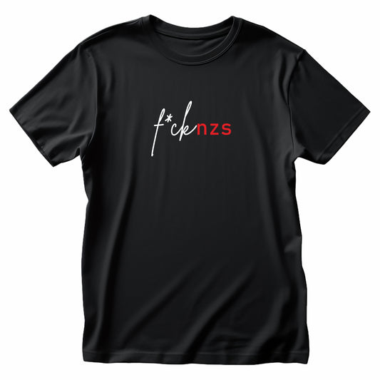 Unisex T-Shirt mit dem Statement „FCK NZS“ in fettem Siebdruck auf Bio-Baumwolle, fotografiert flachgelegt in Schwarz und Weiß – klar gegen Neonazismus positioniert.*