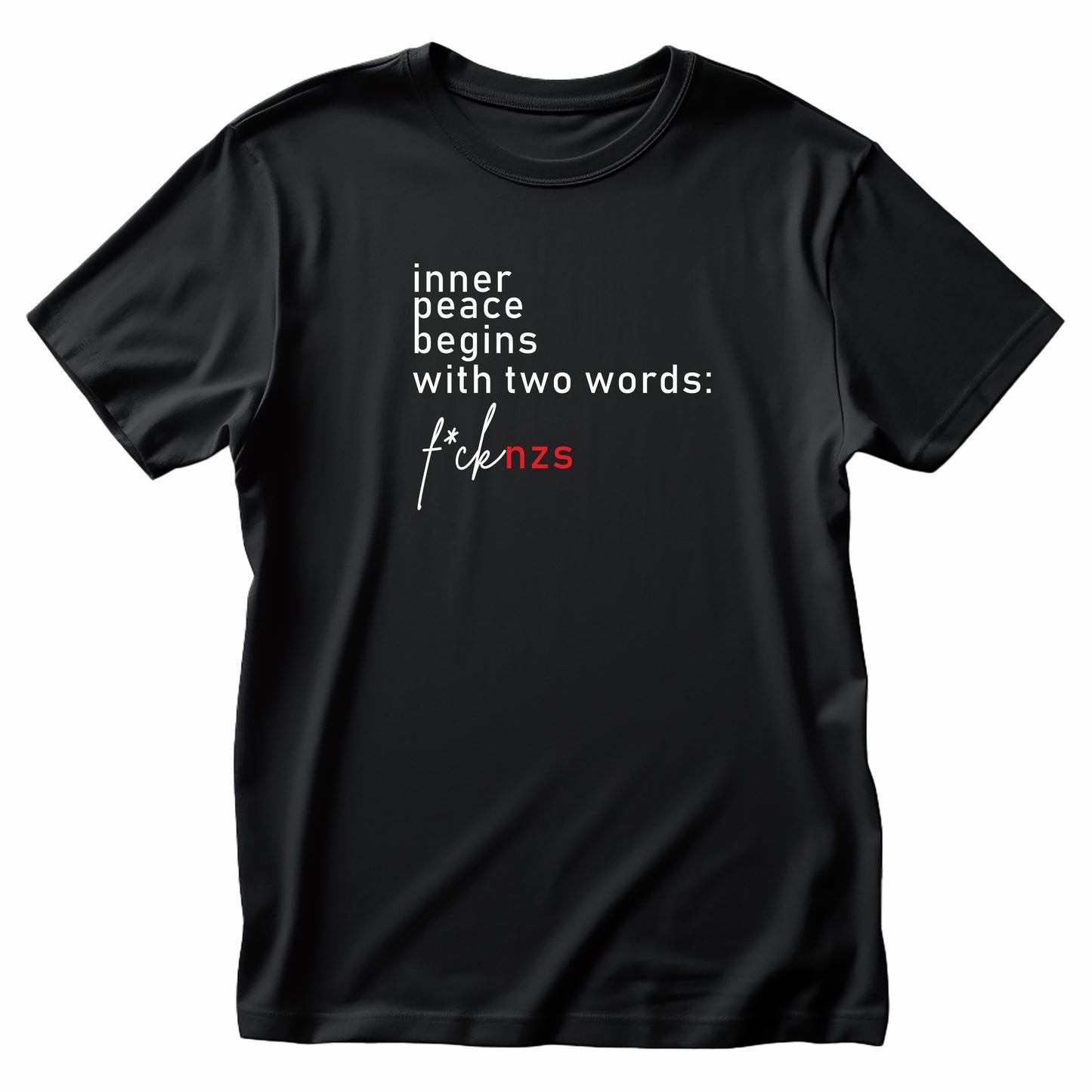 Detailaufnahme: Nahaufnahme des Prints „Inner Peace begins with two words: FCK NZS“ auf schwarzer Bio-Baumwolle – klare Typografie mit Haltung.*
