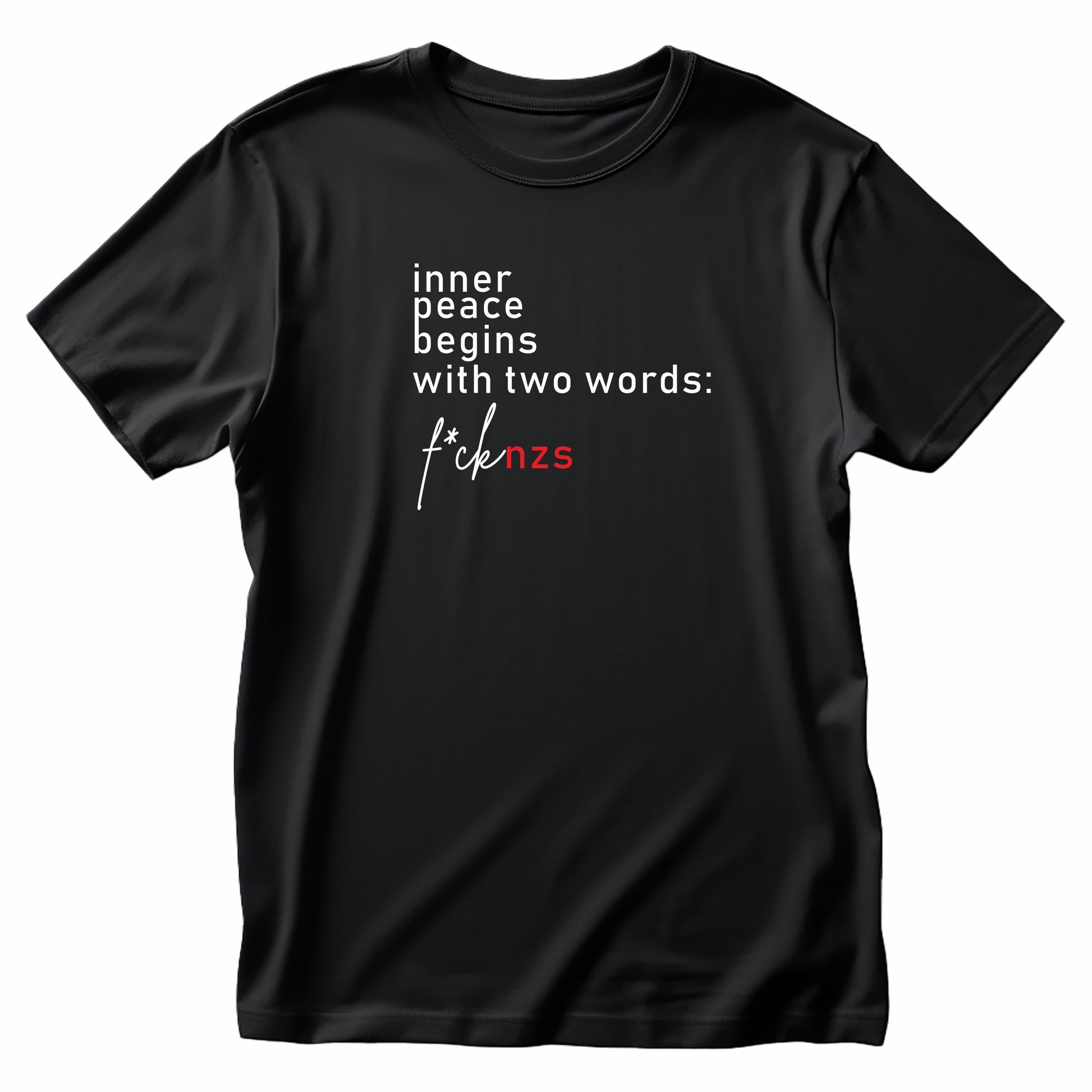 Detailaufnahme: Nahaufnahme des Prints „Inner Peace begins with two words: FCK NZS“ auf schwarzer Bio-Baumwolle – klare Typografie mit Haltung.*