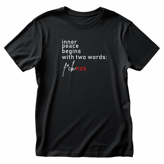 Detailaufnahme: Nahaufnahme des Prints „Inner Peace begins with two words: FCK NZS“ auf schwarzer Bio-Baumwolle – klare Typografie mit Haltung.*