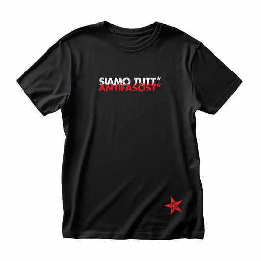 Schwarzes Unisex T-Shirt B&C aus Bio-Baumwolle mit Frontprint „Siamo tutt antifascist“ in Rot und Weiß, flach fotografiert – Statement-Shirt in genderneutraler Ausführung von Das kreative Statement.**