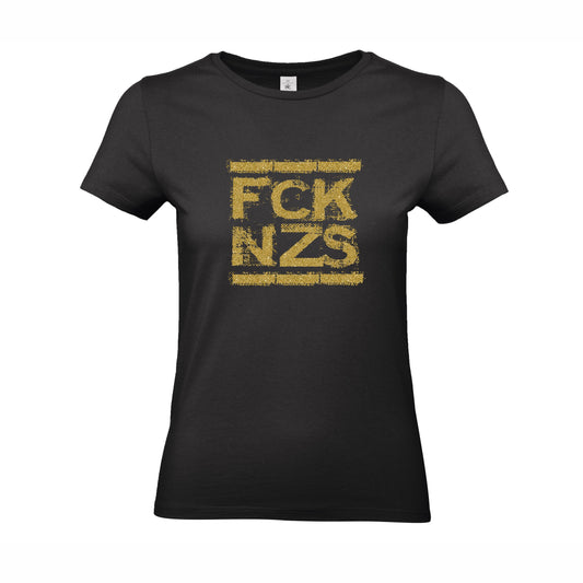 Damen-Shirt „FCK NZS“ im Metallic-Design, getragen bei einer politischen Veranstaltung