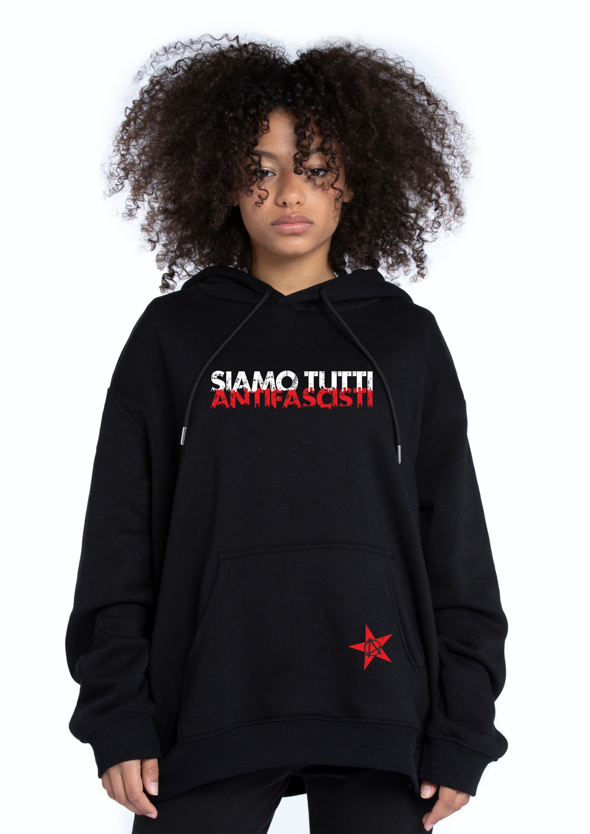 Schwarzer Unisex Sweater mit Frontprint „Siamo tutti antifascisti“ in Rot und Weiß, aus Bio-Baumwolle, flach fotografiert – Statement-Pullover von Jack & Jones × Das kreative Statement.