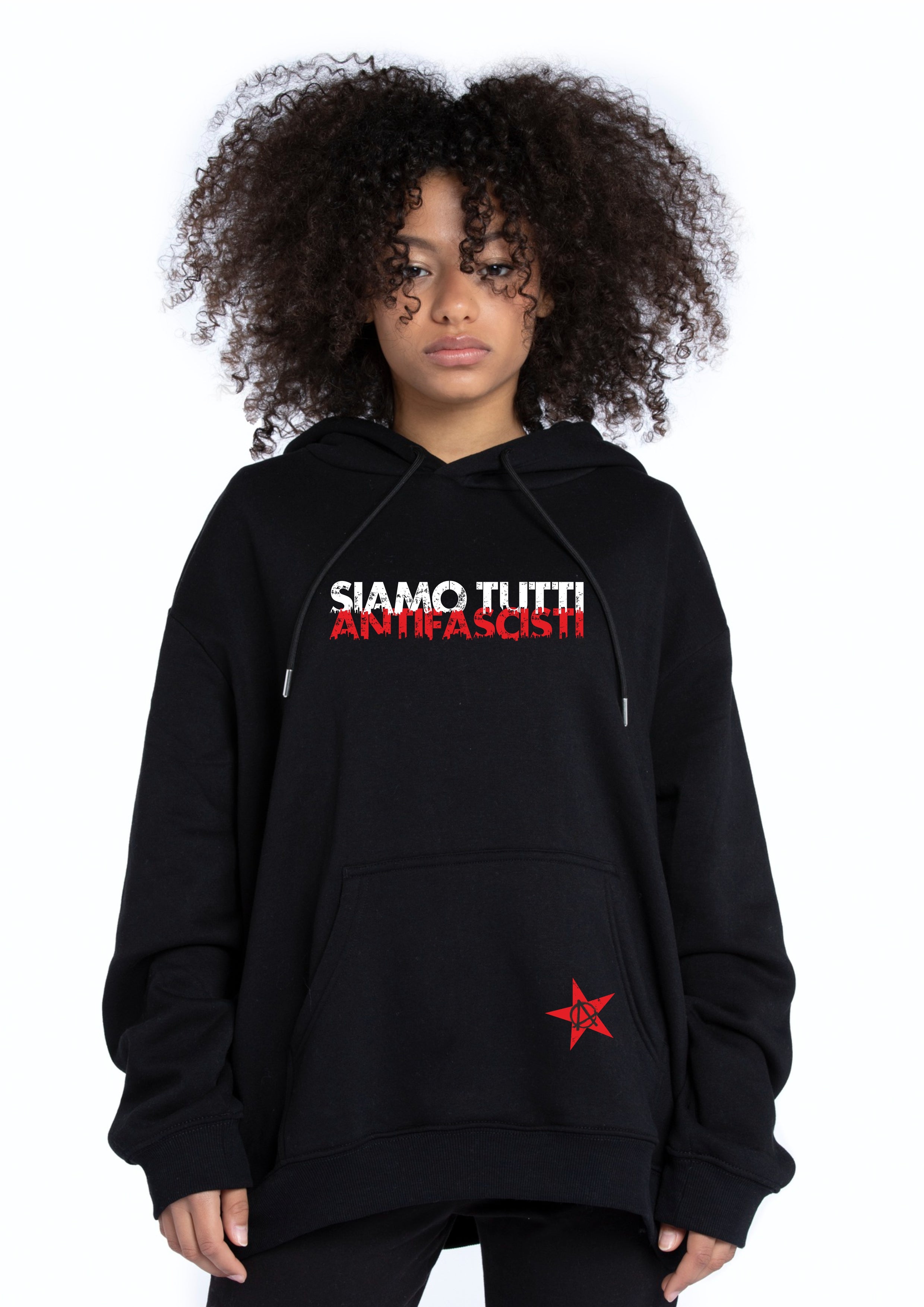 Person trägt schwarzen Hoodie mit dem italienischen Schriftzug „SIAMO TUTTI ANTIFASCISTI“ – „SIAMO TUTTI“ in Weiß, „ANTIFASCISTI“ in Rot. Auf dem unteren Bereich des Hoodies befindet sich ein roter Stern mit eingekreistem „A“-Symbol – ein Zeichen für antifaschistische und anarchistische Haltung.