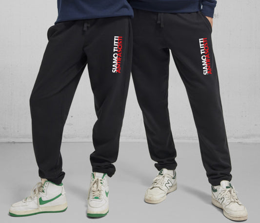 Schwarze Unisex-Jogginghose mit weißer Aufschrift „Siamo tutti antifascisti“ vorne. Fotografiert vor neutralem Hintergrund