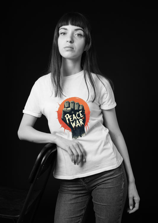 Modell trägt weißes Statement-T-Shirt „Peace Not War“ – lässiger Look, urbaner Hintergrund