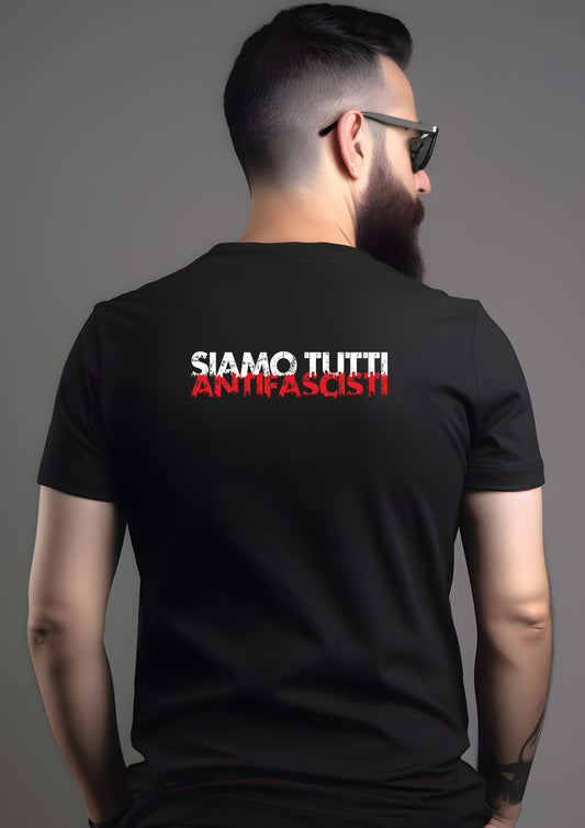 Person mit Bart und Sonnenbrille trägt ein schwarzes T-Shirt mit dem Statement „SIAMO TUTTI ANTIFASCISTI“ in weiß-roter, distressed Schrift auf dem Rücken.