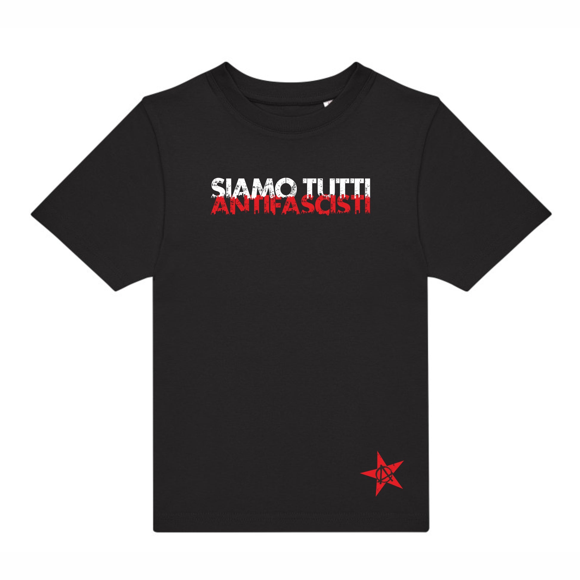Schwarzes Kinder T-Shirt mit dem Aufdruck „Siamo tutti antifascisti“, steht frontal zur Kamera und lächelt selbstbewusst – Symbol für Zusammenhalt und Vielfalt.