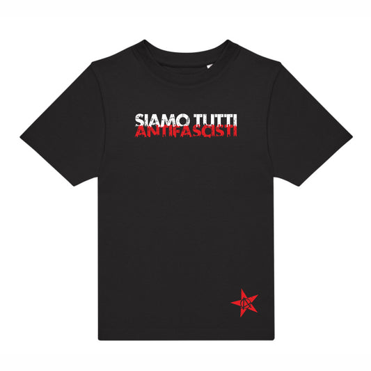 Schwarzes Kinder T-Shirt mit dem Aufdruck „Siamo tutti antifascisti“, steht frontal zur Kamera und lächelt selbstbewusst – Symbol für Zusammenhalt und Vielfalt.