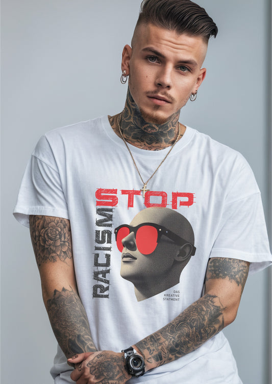 Person trägt weißes Unisex T-Shirt mit schwarzem Aufdruck „STOP RACISM“ – klares Statement gegen Rassismus, schlichtes Design, starke Botschaft