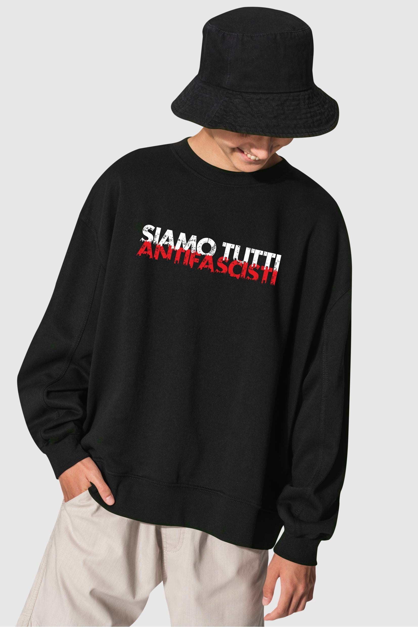 „Unisex Bio-Sweatshirt in Schwarz mit Aufdruck ‘Siamo Tutti Antifascisti’, getragen von Person mit neutralem Hintergrund – Statement gegen Faschismus“

